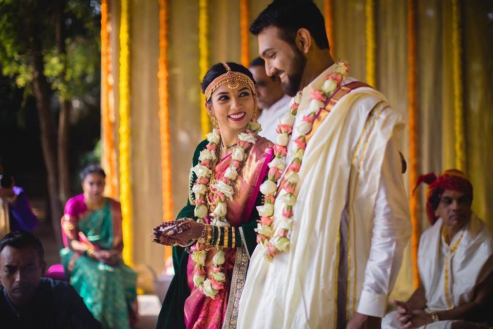 Chào đón với một bản nhạc cưới đầy màu sắc của Tamil, đem lại không khí rộn ràng cho ngày cưới của bạn. Mời bạn tận hưởng những giai điệu tươi vui, hát cùng những tiếng ca ngọt ngào, và tạo nên kỉ niệm đáng nhớ cho đám cưới của mình.