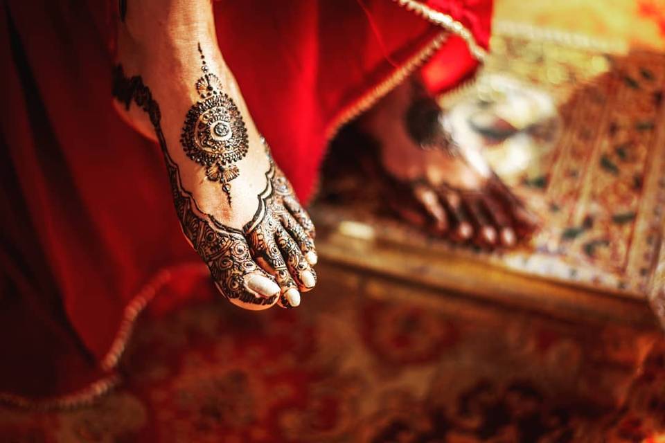 8 Mehndi Outfits For Bridesmaid | Raisin