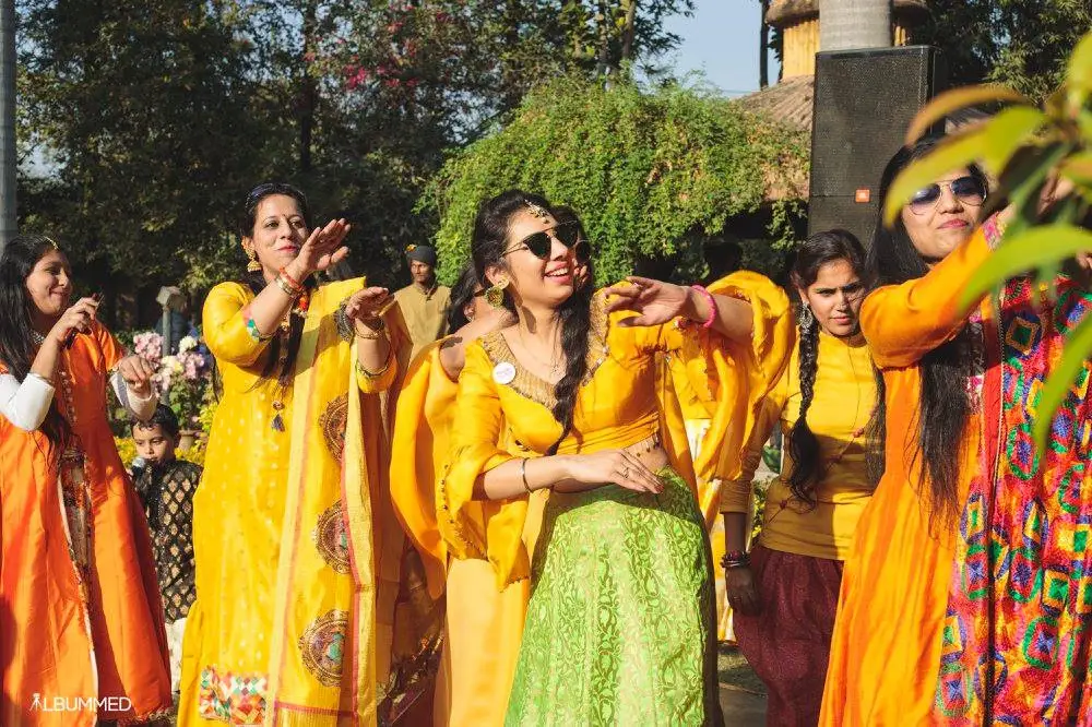 Mehndi dance beautifully performed by bride's friends | Wedding dance |  Mehndi hai rachne wali | | Bride friend, Ladies sangeet, Friend wedding