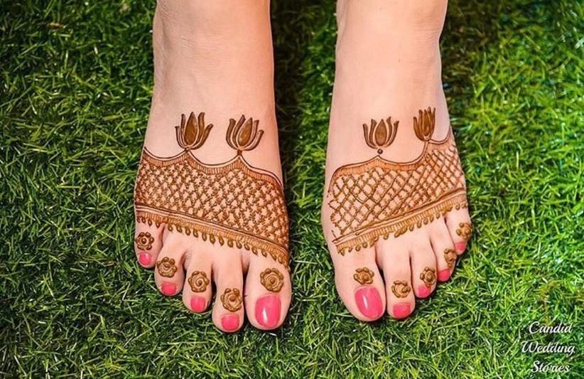 Simple Foot Mehndi Design: पैरों में लगाएं मेहंदी के ये सिंपल डिजाइन, बढ़  जाएगी खूबसूरती | simple mehndi design for foot | HerZindagi