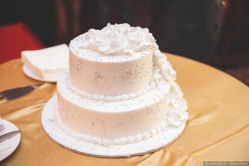 Beautiful Indian wedding cake cutting scene. | Photo 154488