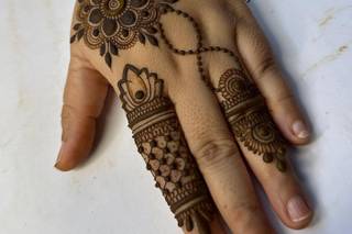 stylish finger mehndi design