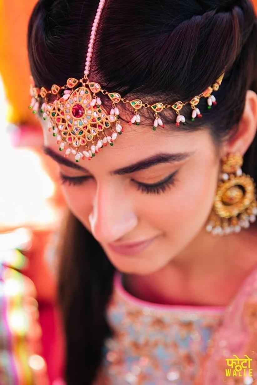 Engagement Matha Patti Hairstyle: सगाई में लगना चाहती हैं परफेक्ट तो माथा  पट्टी के साथ इन हेयर स्टाइल को करें ट्राई | matha patti hairstyle ideas for  engagement | HerZindagi