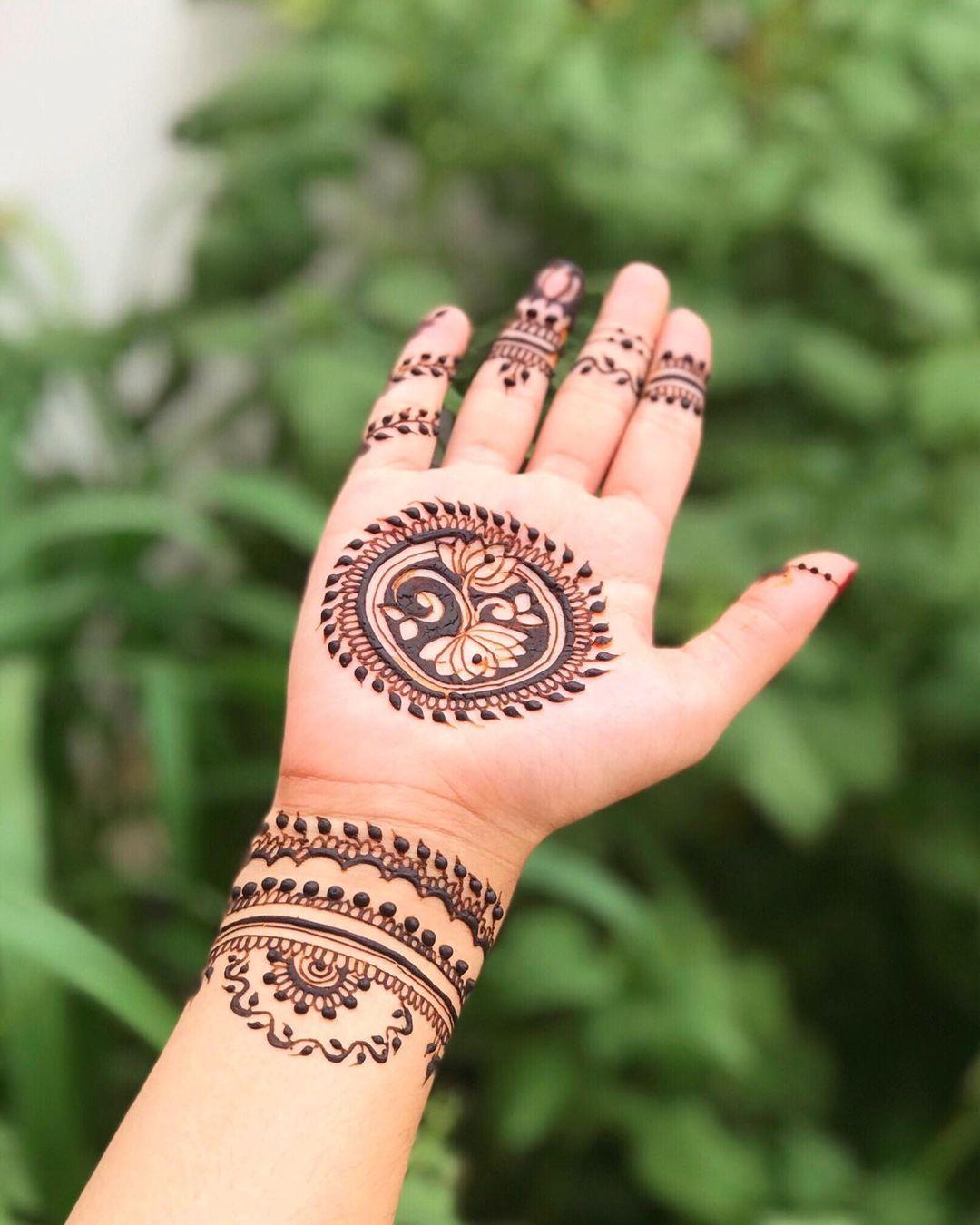 Top 9 Simple Round/ Circle Mehndi Designs for Beginners 2024 - Chitrkala