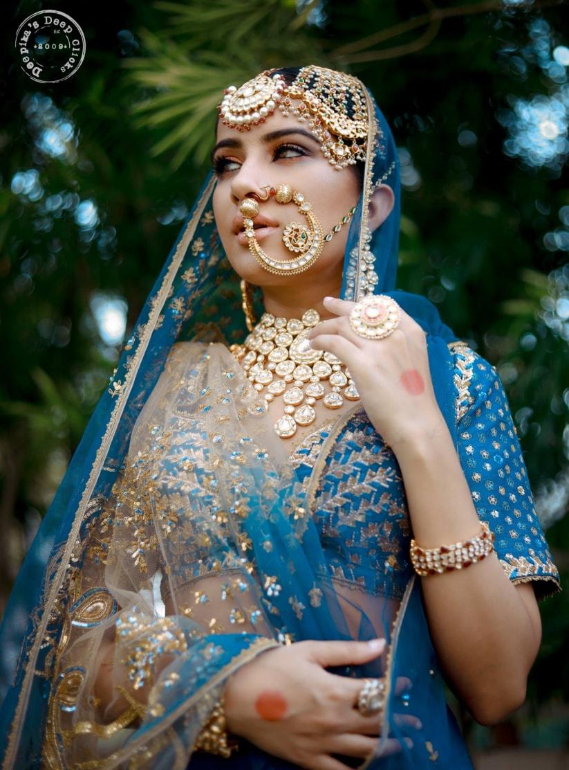 Photo of Bridal look and jewellery in maroon lehenga