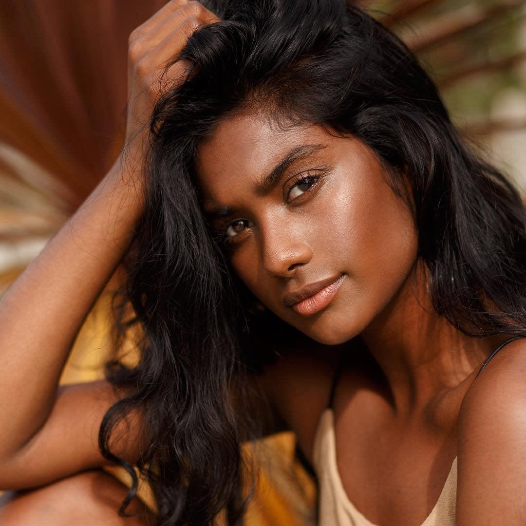 Brown skin girl. Смуглые девушки. Смуглая индианка. Красивые смуглые девушки. Женщины со смуглой кожей.