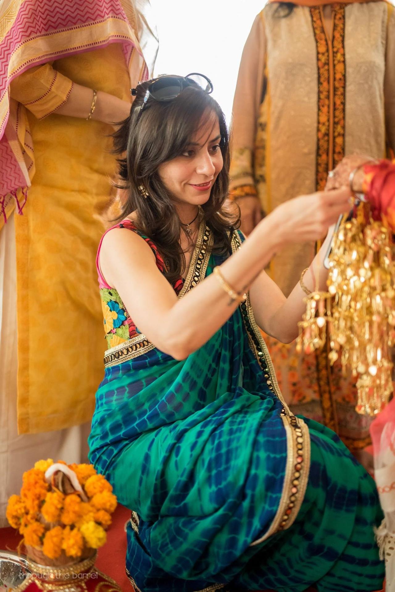 5 Simple Tricks to Look Slim in a Saree - Rediff.com