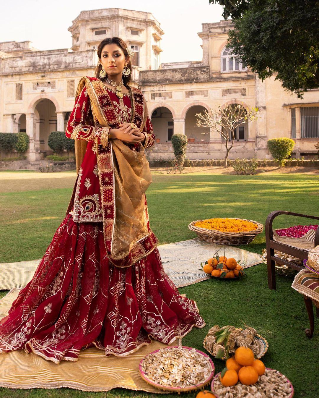 Red Designer Pakistani Embroidered Lehenga With Kurti | metta.pt