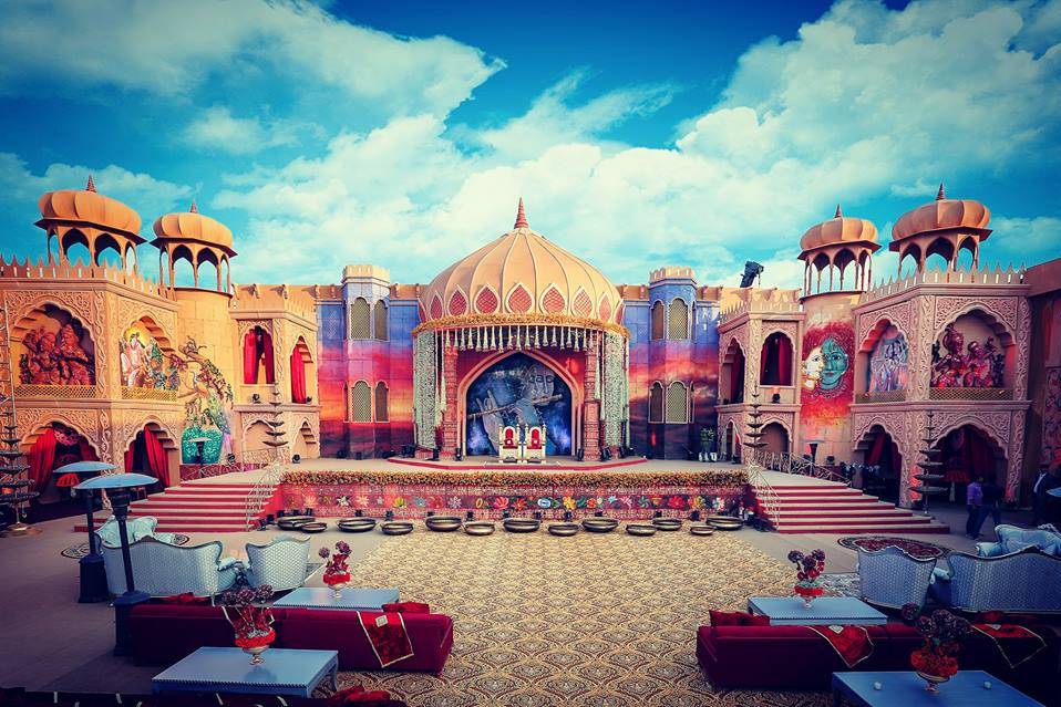 7 Stunning Indian Wedding Stage Decoration Photos for Every Type of Couple out There