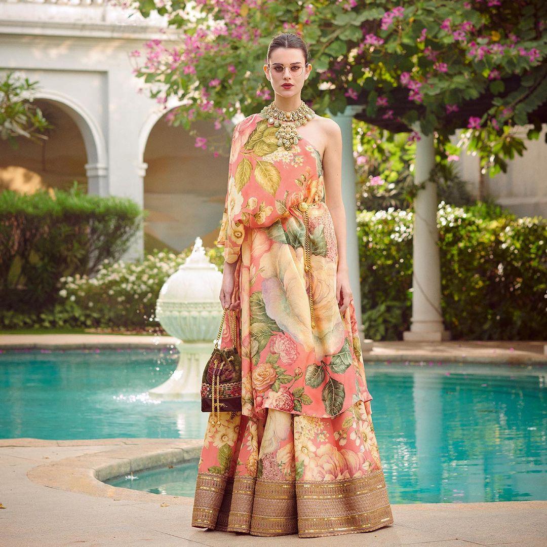 45+ Lehenga Dupatta Draping Styles - Learn Different Ways | Dupatta draping  styles, Indian bridal outfits, Lehenga dupatta draping style