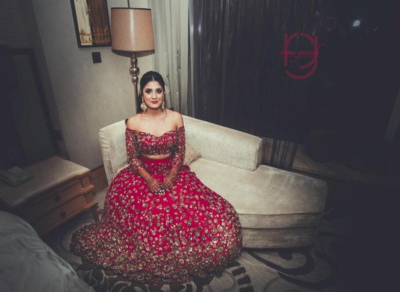 20+ Sassy Indian Brides who wore Off-shoulder Blouses Without a Doubt |  WeddingBazaar