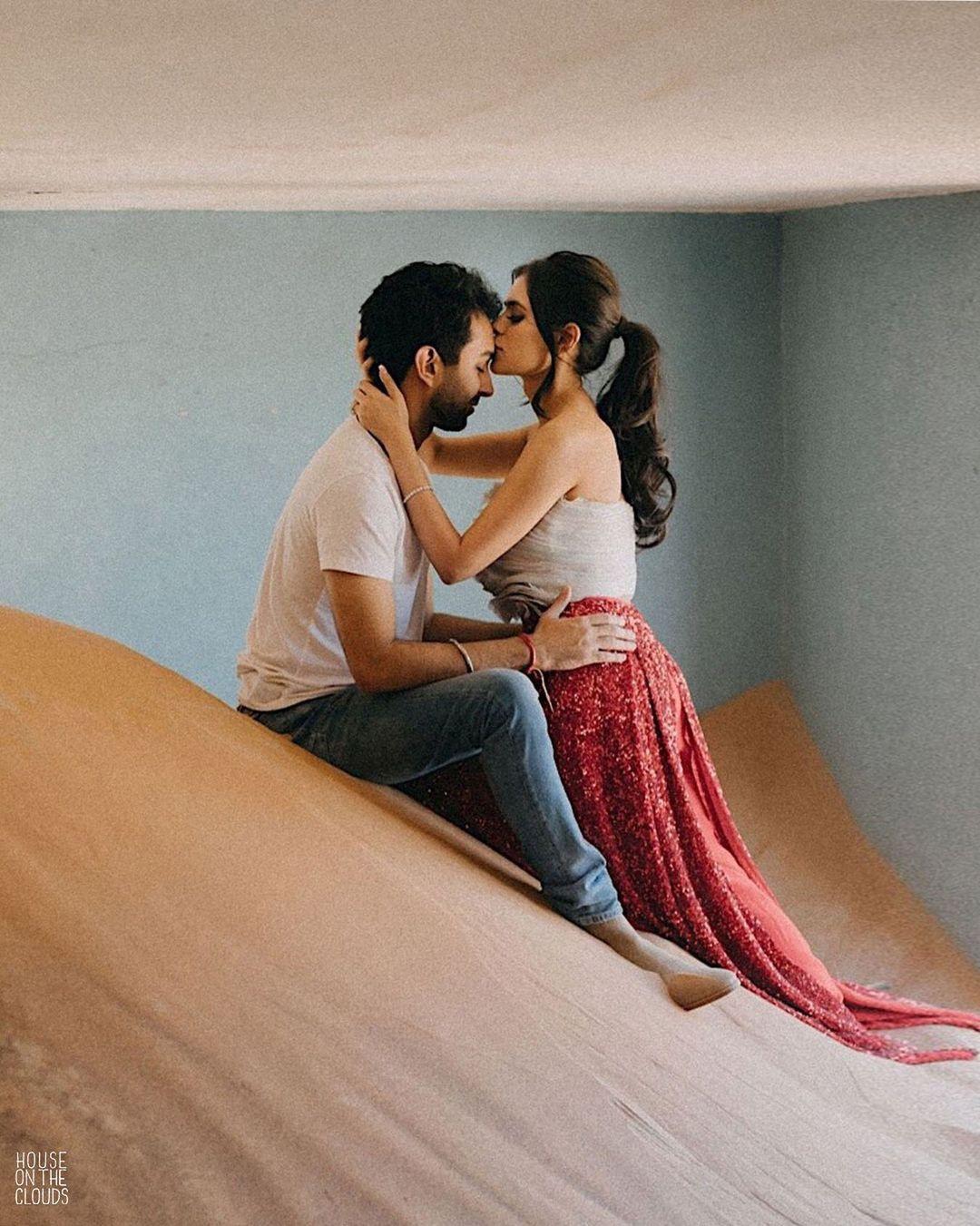 20 Couple's Poses For Natural Photos | Click Love Grow