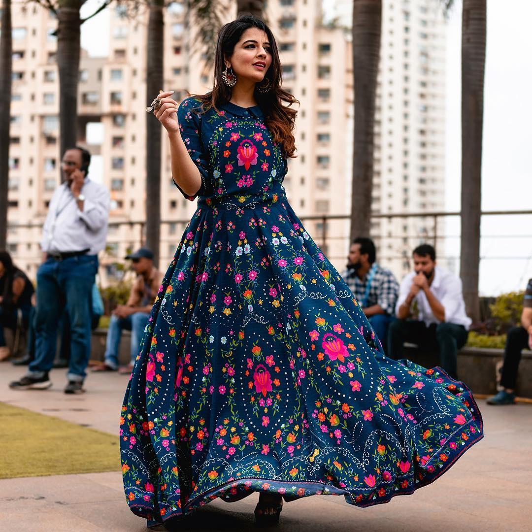 फेस्टिव लुक के लिए 10 ट्रेंडिंग इंडो-वेस्टर्न डिज़ाइन्स ( 10 Spectacular  Indo-western Dress Designs)