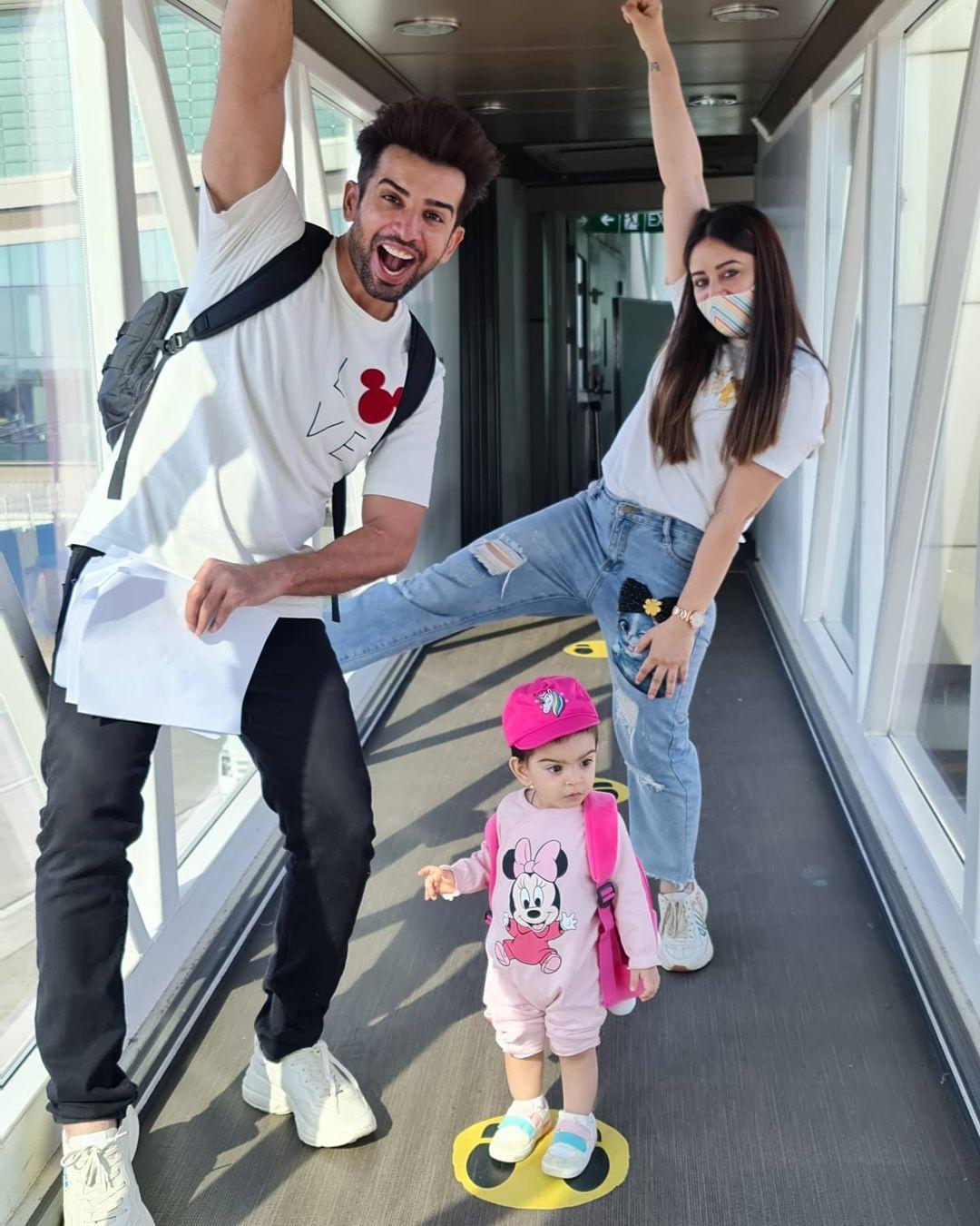 https://cdn0.weddingwire.in/article/5494/original/1280/jpg/94945-couplegoals-ibhanushali-couple-goals-with-a-baby.jpeg