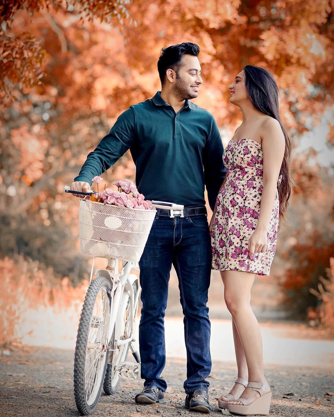 Romantic Fall Engagement Photo Poses