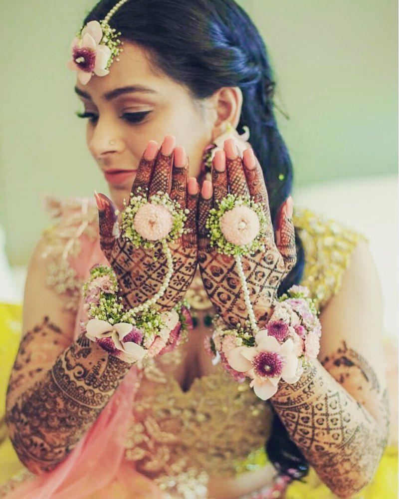 Bridal Mehndi Flower Jewellery 2024 www.houwelings