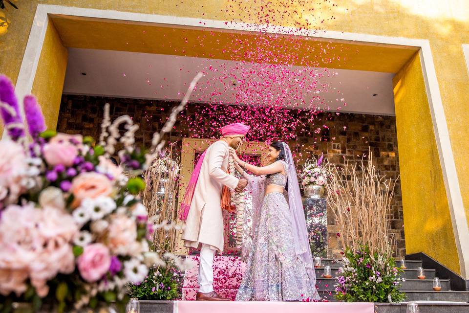 Sturi and Harshwardhan exchanging the garland