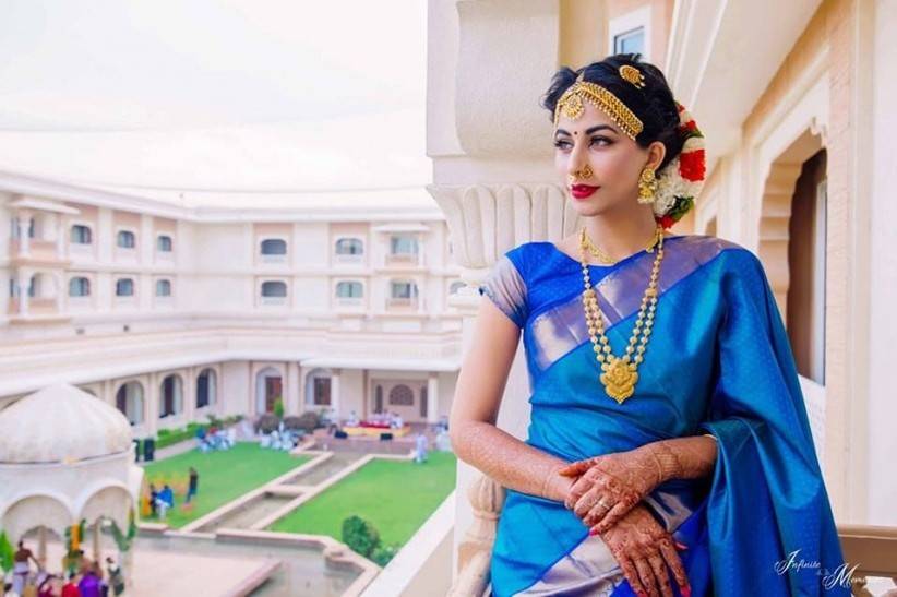 Akshara Singh is crafting traditional elegance in blue saree, see pics