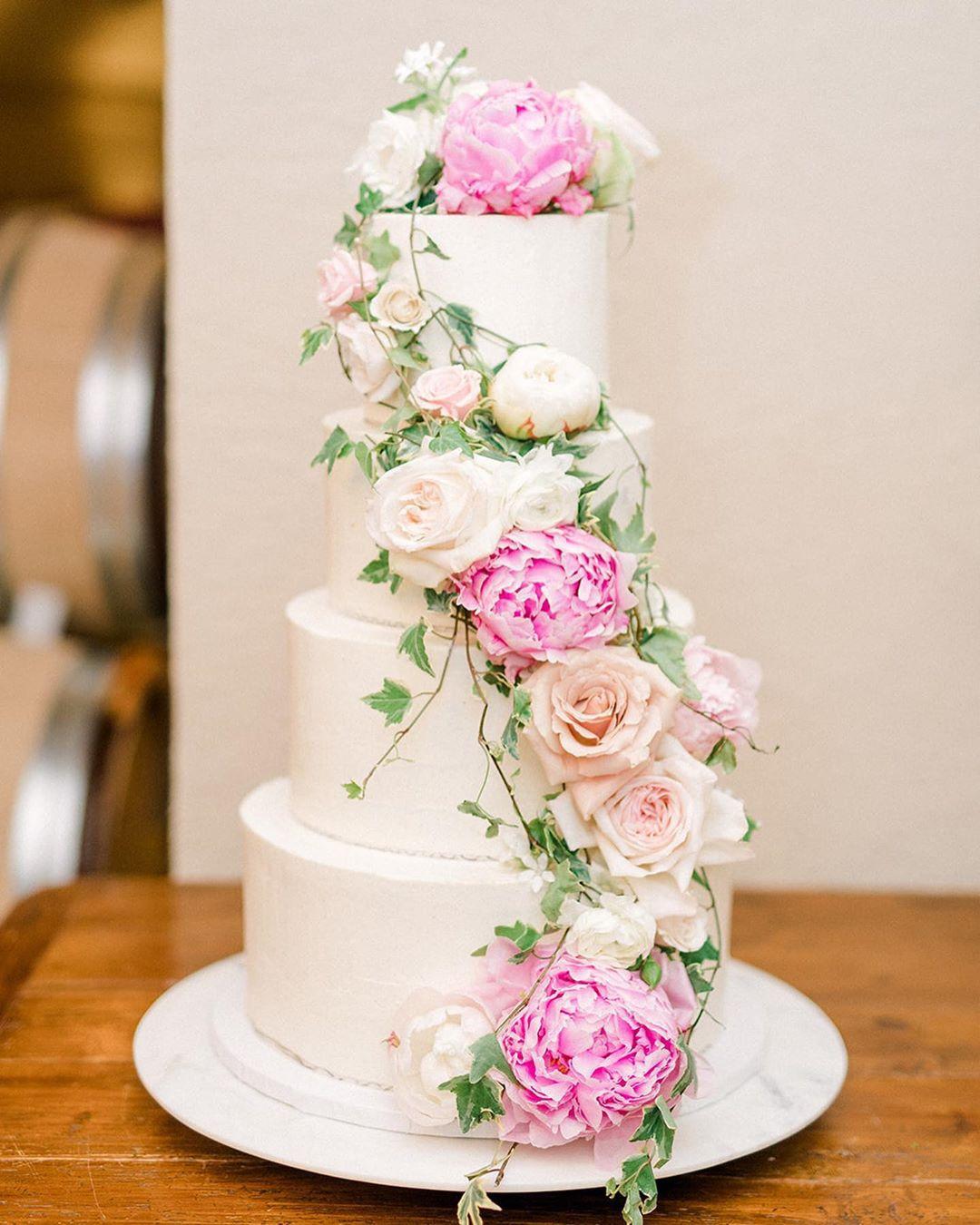 Small Wedding Cakes with a Big Presence