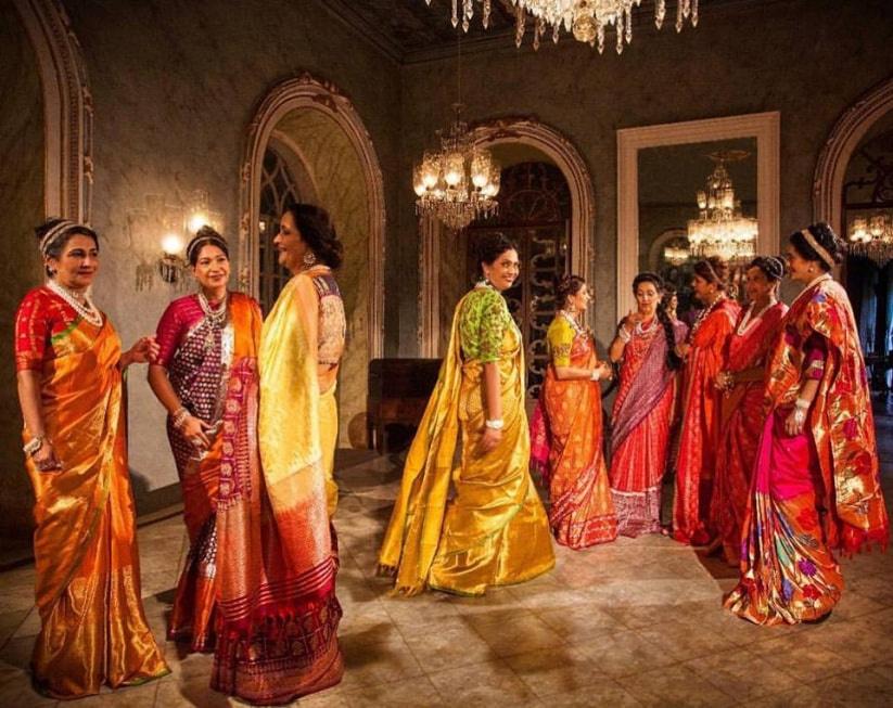 Indian woman in Maharashtrian bridal sari and jewelry. Full length shot  looking at camera Stock Photo - Alamy