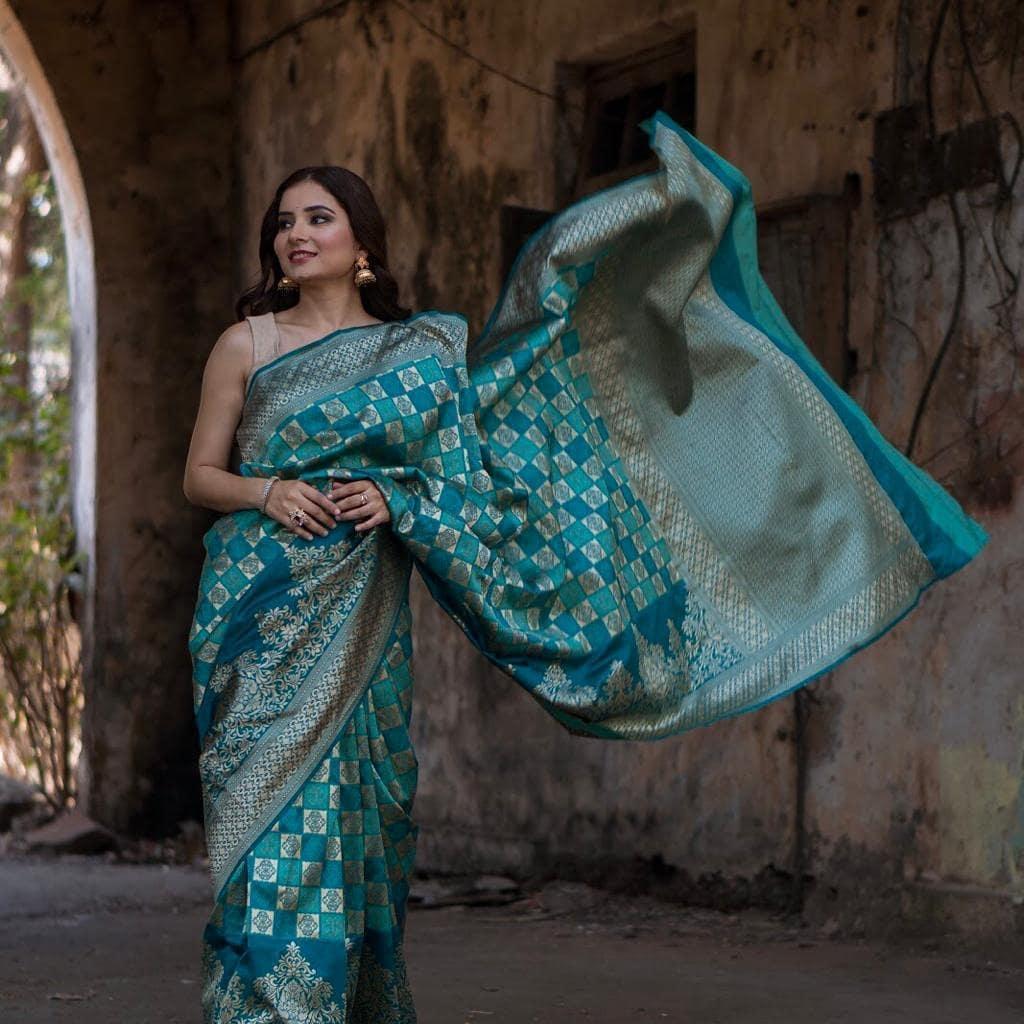 Banarasi Saree With Jewellery 2024 | favors.com