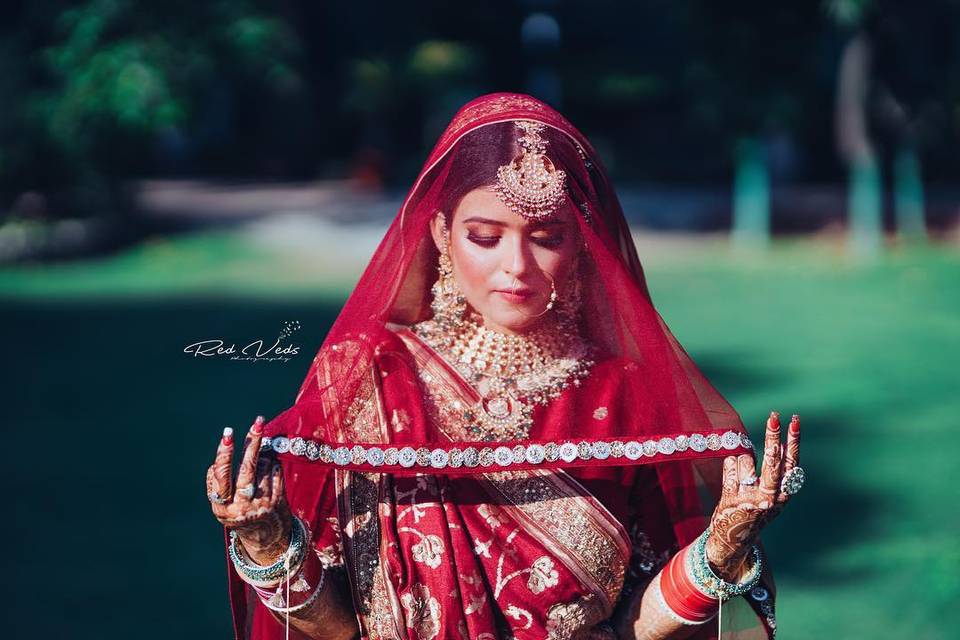 23 Brides Who Looked Surreal in Sabyasachi Sarees on Their Wedding Day |  WeddingBazaar