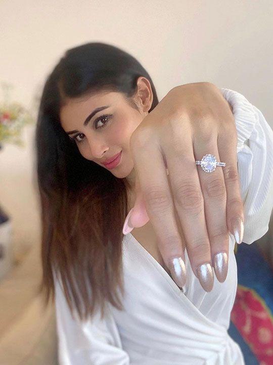 Anushka Sharma Flaunts Her Expensive Wedding Ring, Anushka Sharma Ring  Price, Anushka Sharma Spotted With Virat Kohli - Filmibeat