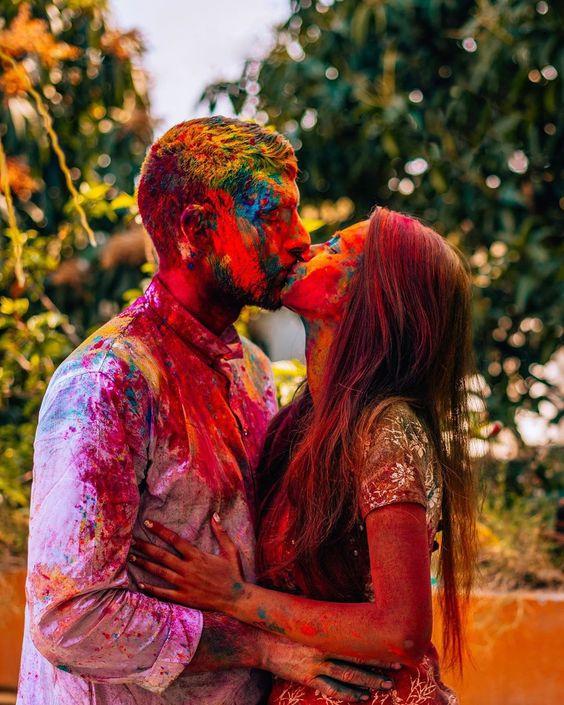 Sunny Leone's Holi kiss! - Rediff.com