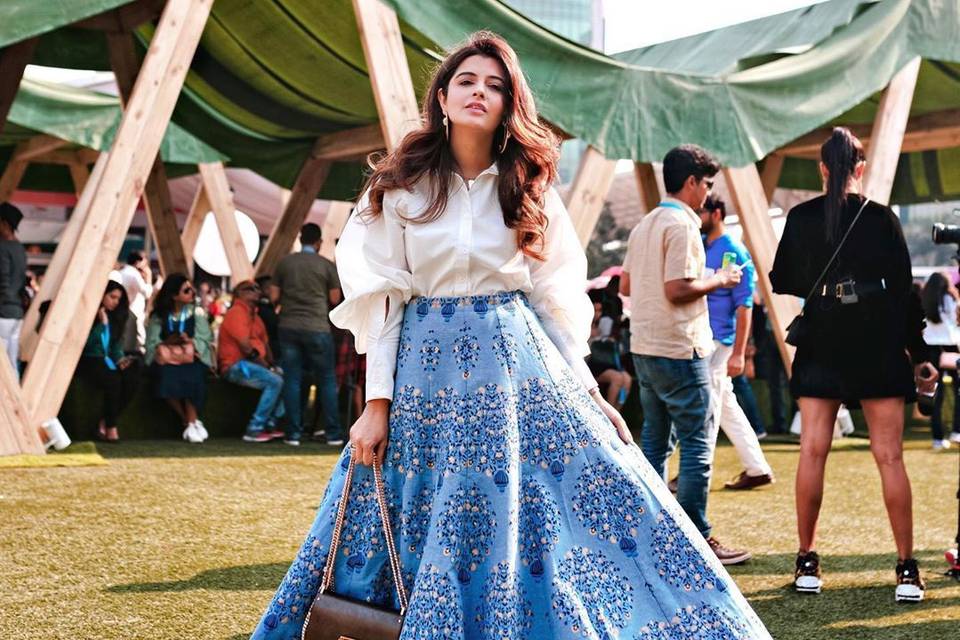 https://cdn0.weddingwire.in/article/5832/3_2/960/jpg/82385-include-denim-in-ethnic-wear-natasha-luthra-lead.jpeg