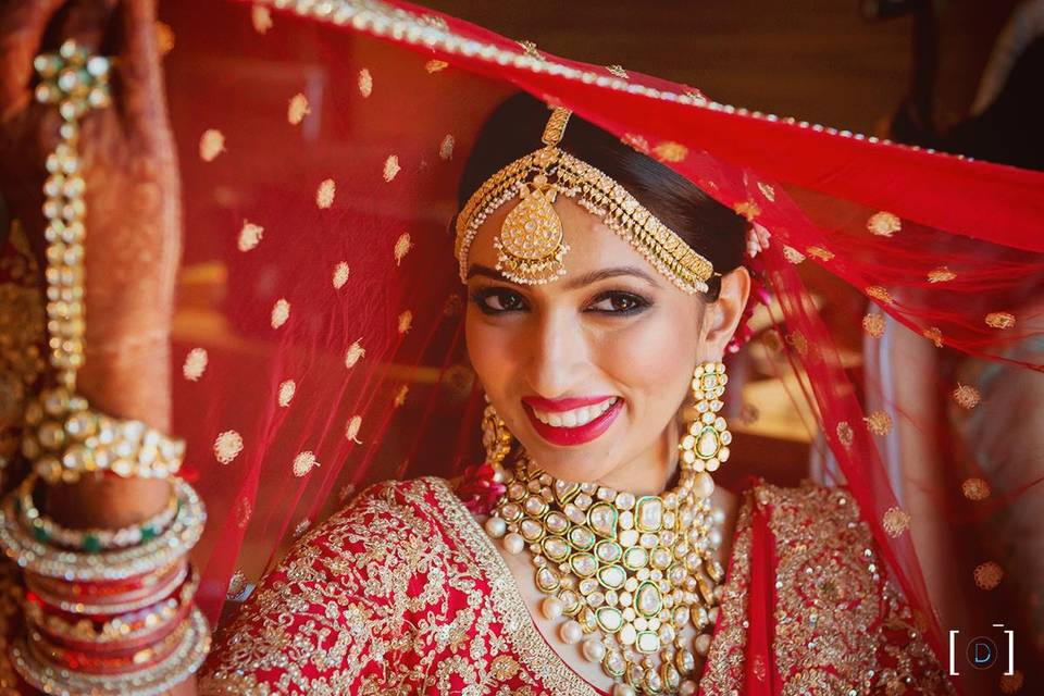 Which jewellery will look best with a red bridal lehenga? - Quora