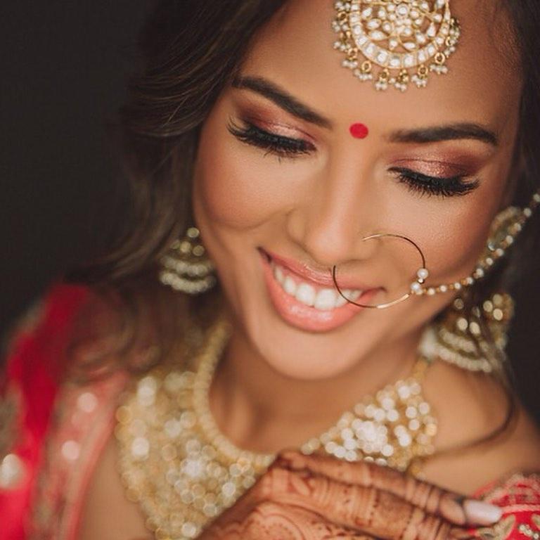 Combo of red lips & gold shimmery eyes complementing her lehenga is  Unbeatable 👰💃 Entire Bridal Makeup look created by Student's of… |  Instagram