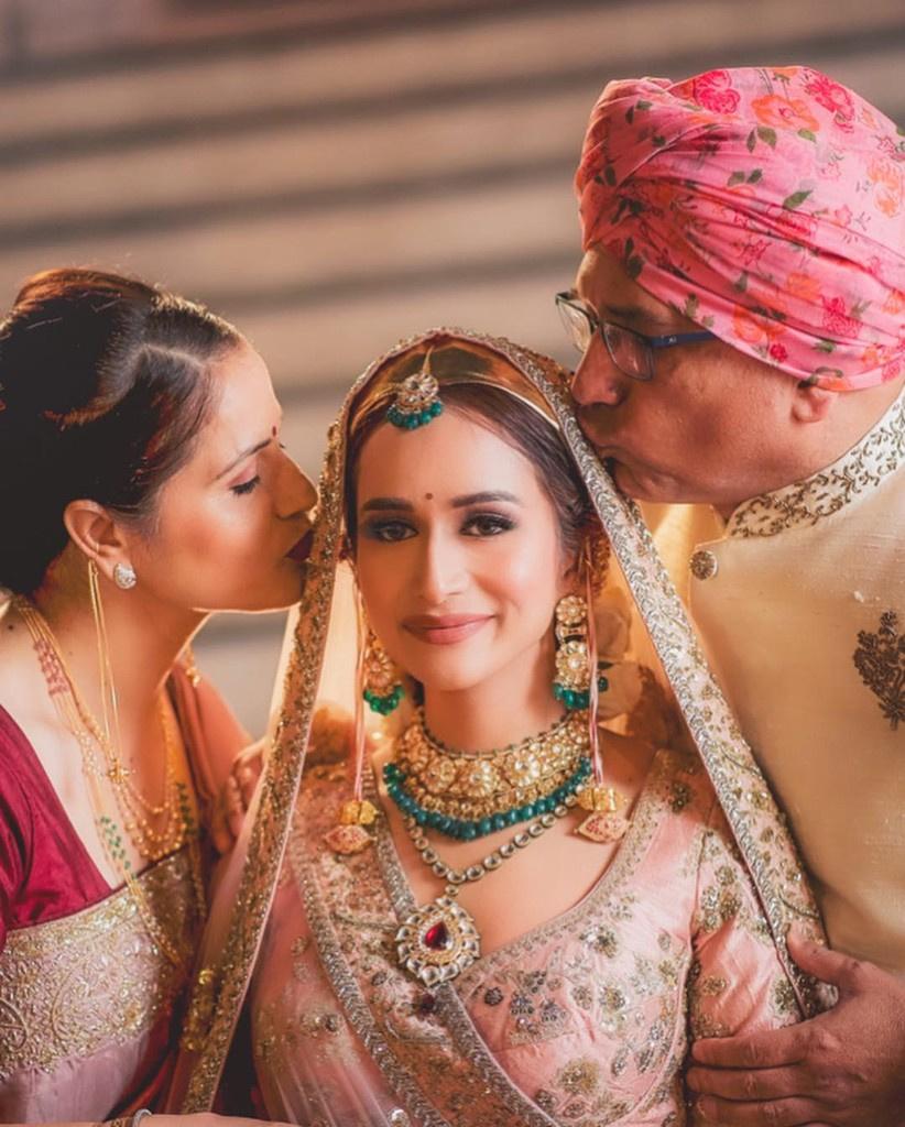 Red Veds: Best Indian Wedding Poses with Family | Check It Now