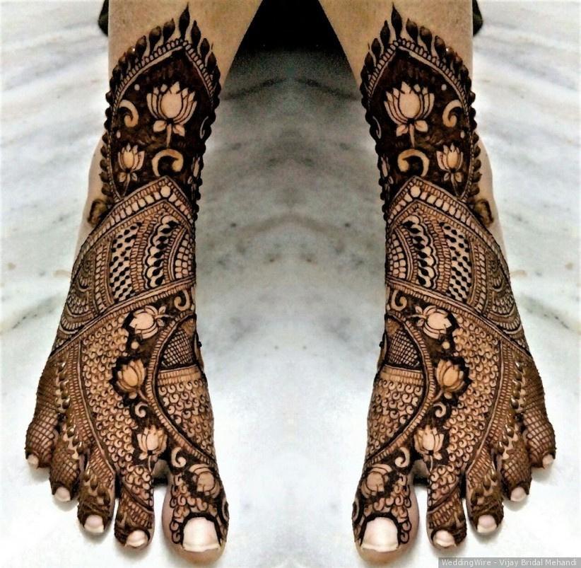 Premium Photo | Popular mehndi designs for legs or legs painted with mehandi  ind