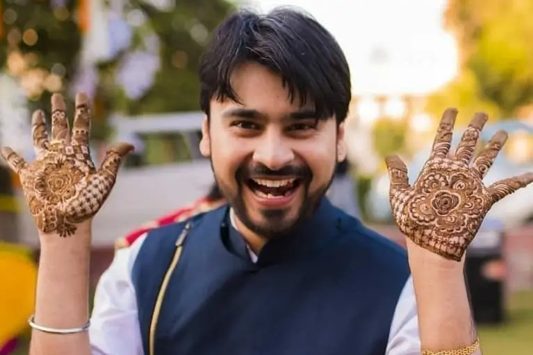 30 Curated Mehndi Designs For Groom & Boys Going For Weddings