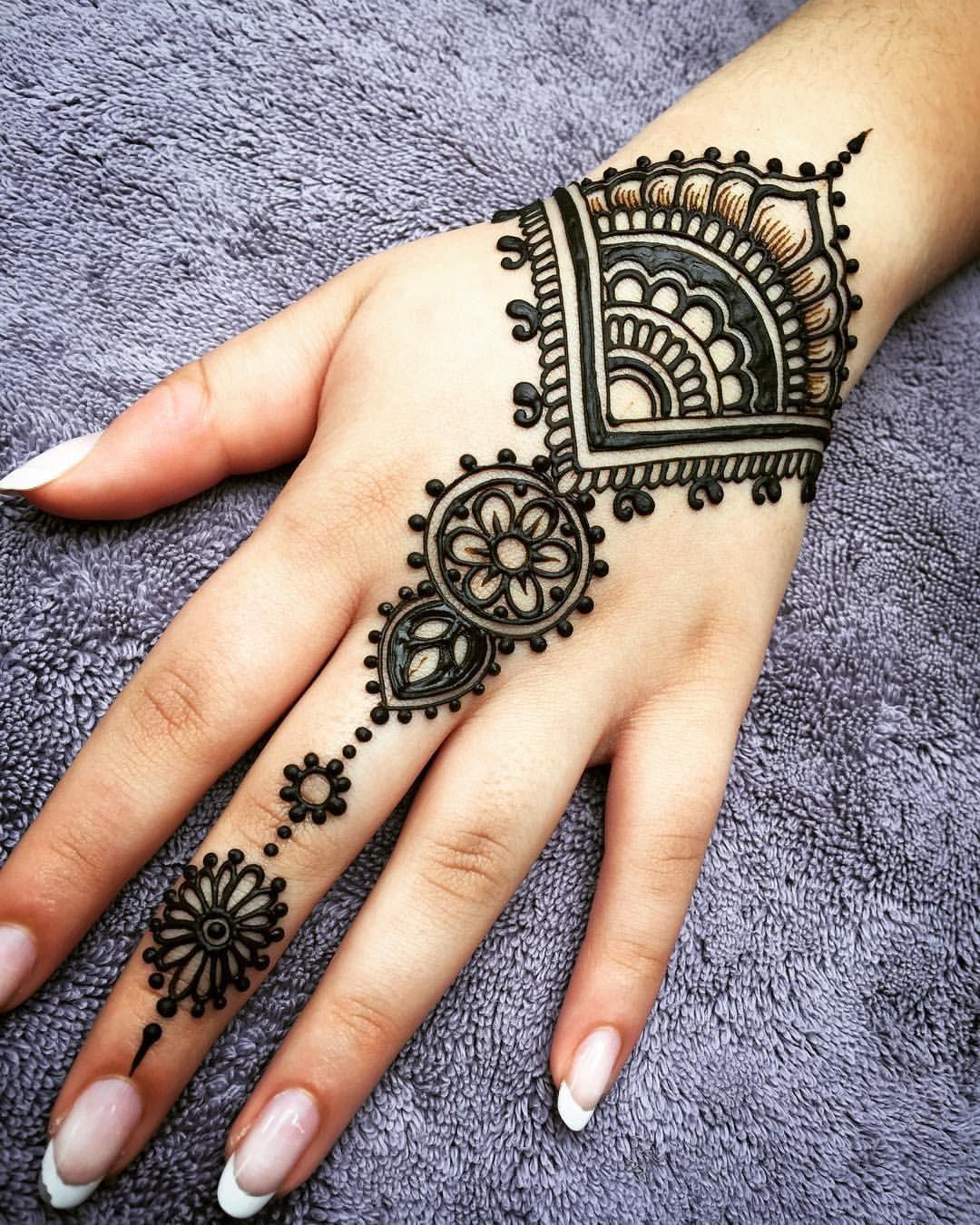 Photo of Modern back hand mehndi design