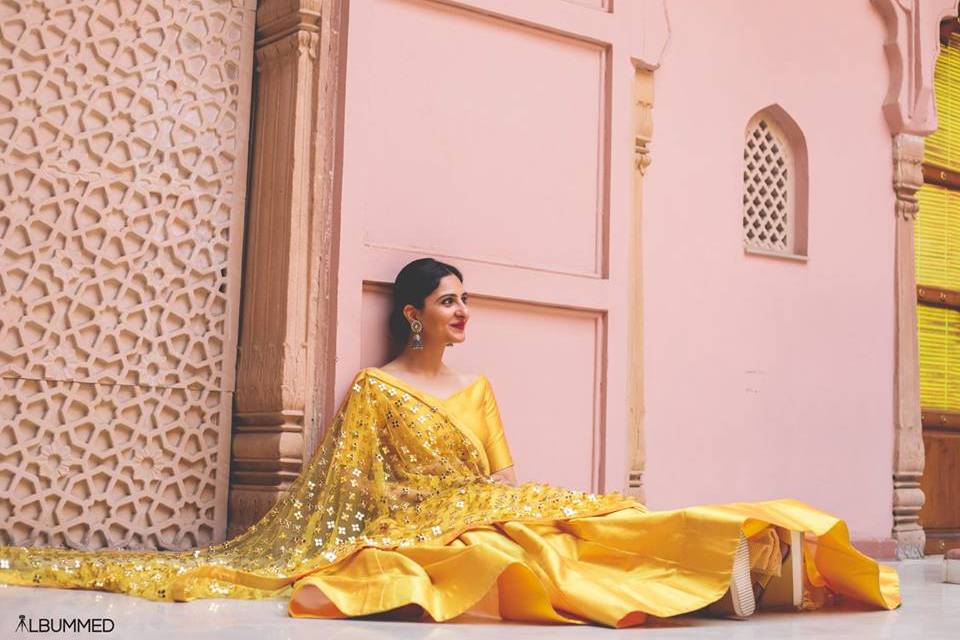 Where can I buy first copy designer bridal lehengas in Mumbai? - Quora