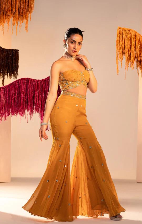 Latest Haldi dresses | Indian yellow outfits. | Haldi dress, Dress for haldi  function, Haldi outfits