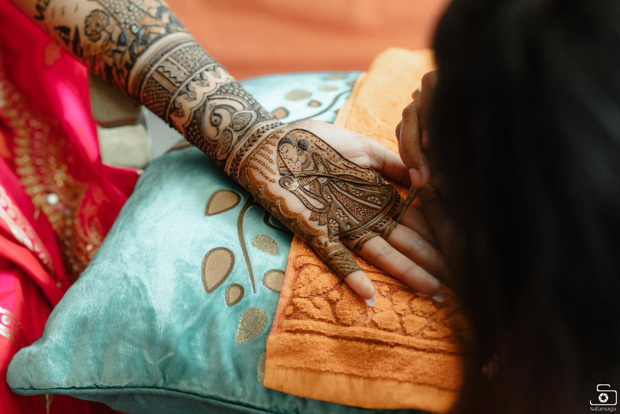 Indian bride showing her mehndi and ring in Indian wedding 31703241 Stock  Photo at Vecteezy