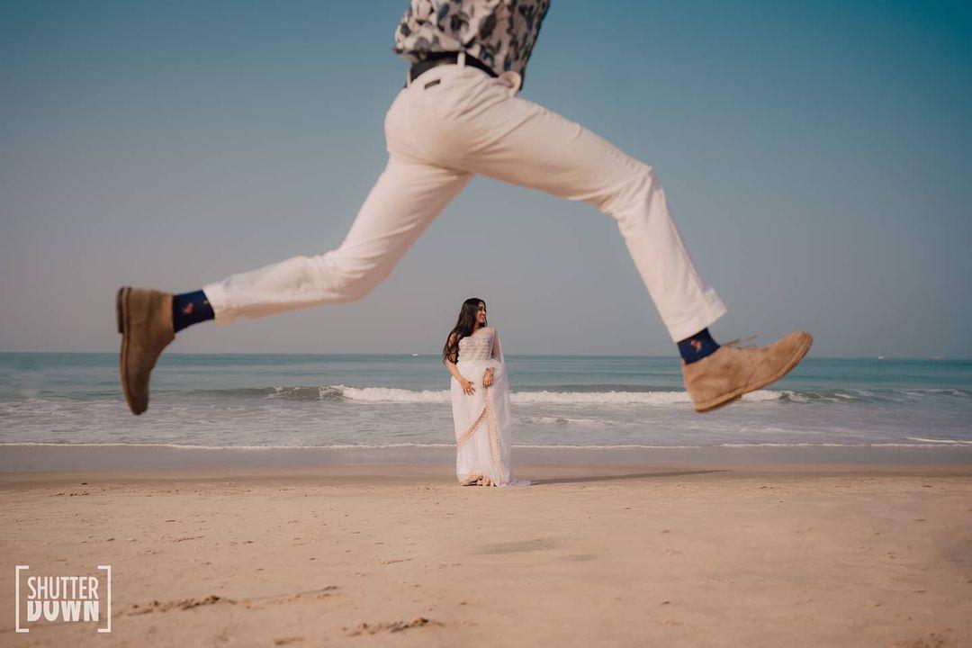 96016 photograpy poses for a preweddingbeach shoot shutterdown photography some quirk on the beach