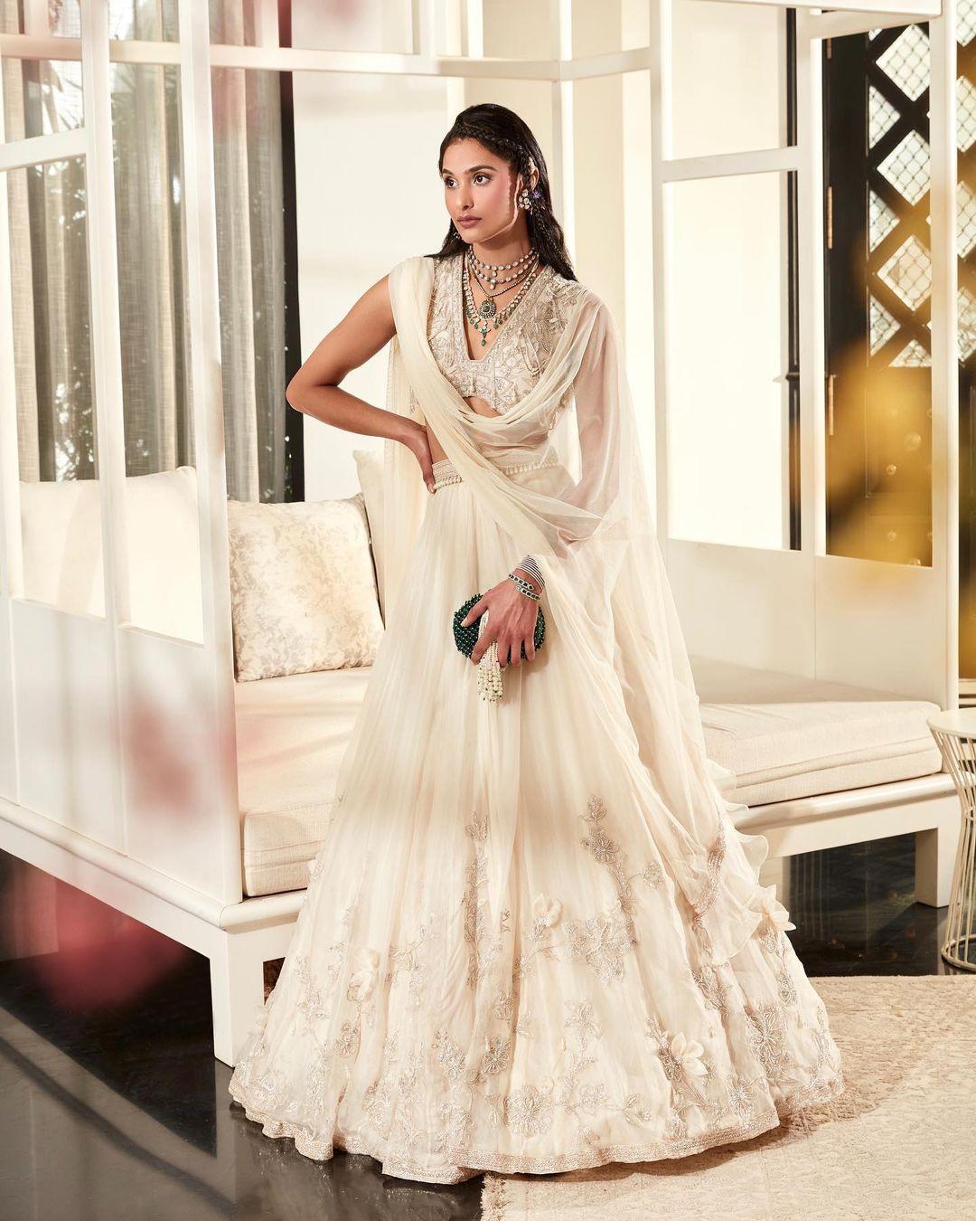 Style Guide For Modern Indian Brides To Achieve Minimal Look On