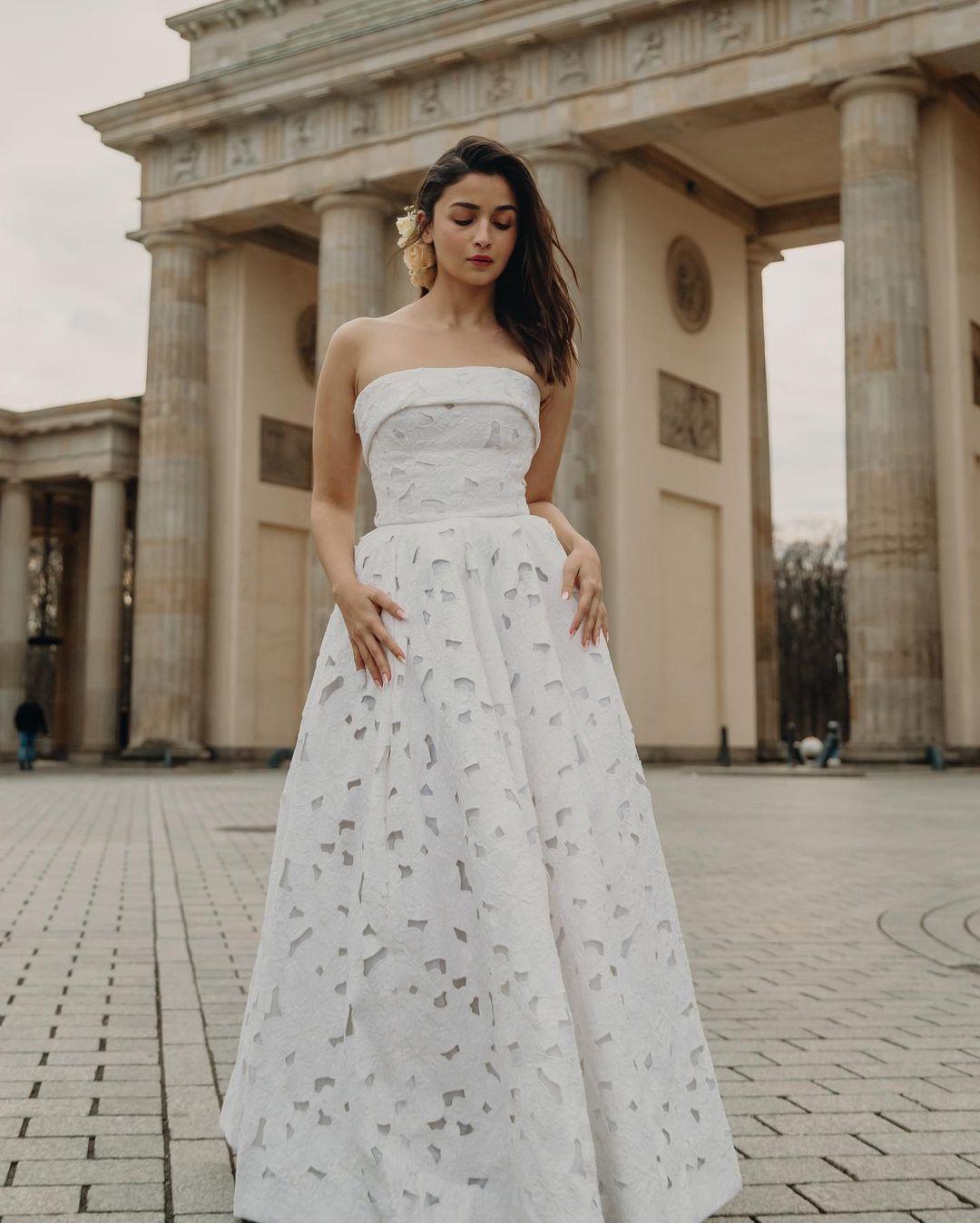 Alia Bhatt Makes Power Moves In A Truly Unique White Pantsuit At The Doha  Jewellery And Watches Exhibition 2022