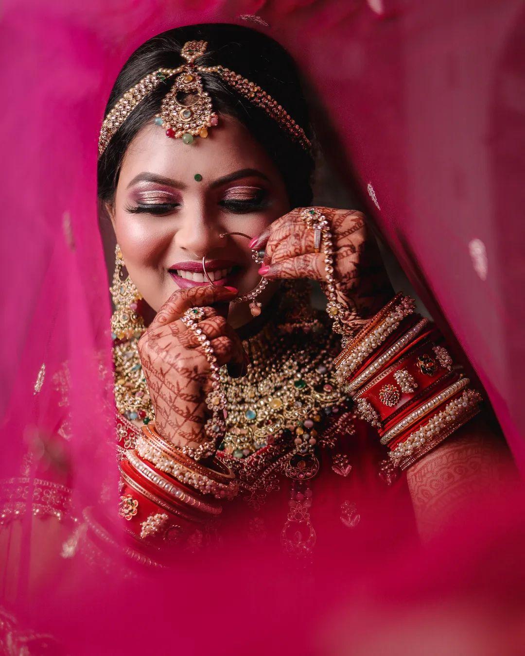 Portrait indian bride posing hi-res stock photography and images - Page 3 -  Alamy