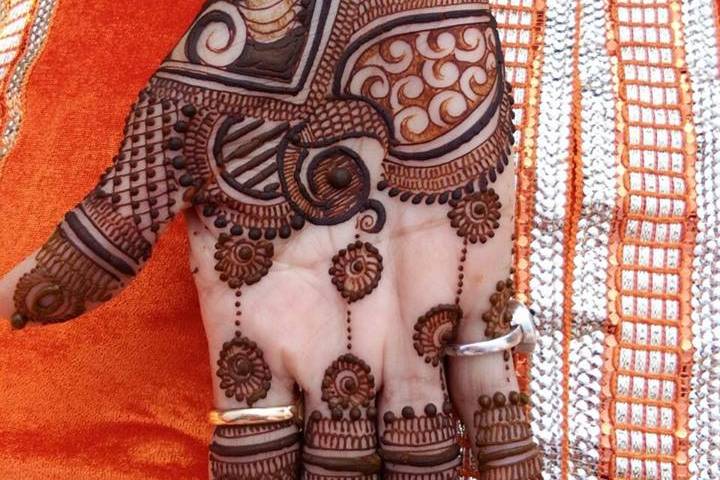 Mehndi Designs Karwa Chauth 2022: Here Are Easy Mehndi Designs To Try For  Newly Married Women