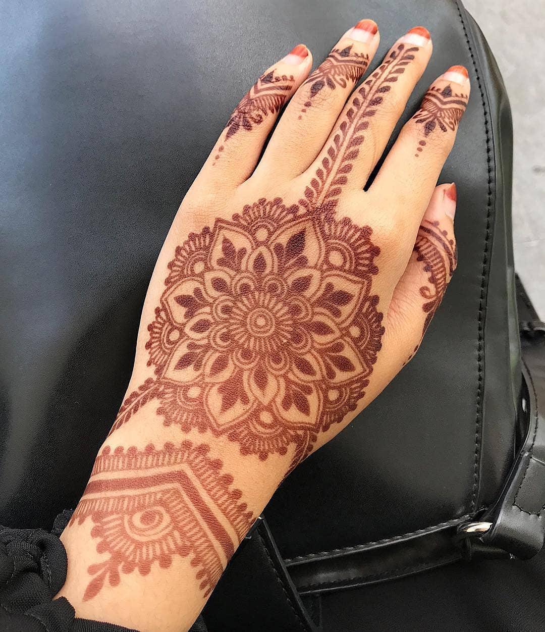 circle mehndi design