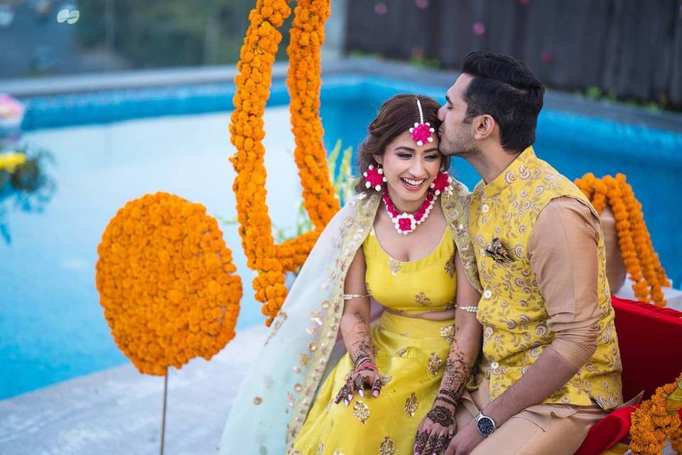 Wish N Wed - Haldi Outfits✔️ Flower Shower✔️ Haldi Madness✔️ Swipe to check  the fun-loaded Haldi ceremony pictures of this adorable punjabi couple.  Couple: @arora.apurva , @janis_talwar @appujannissar_ Bride's Jewellery:  STYLE CHAKRA