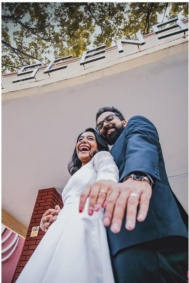 Ways to Take Social Media Worthy Photos of your Engagement Ring | Engagement  shoots poses, Engagement portraits poses, Engagement photography poses