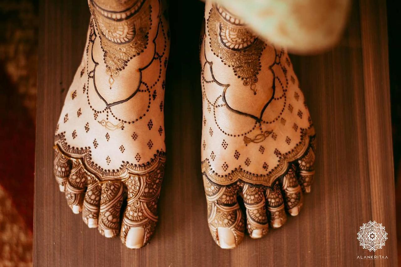 Simple yet classic bridal leg Mehndi designs ❤️ #varshika_mehandi_designs # mehndi #mehandi #mehendi #artist #henna #bridalshower #bri... | Instagram