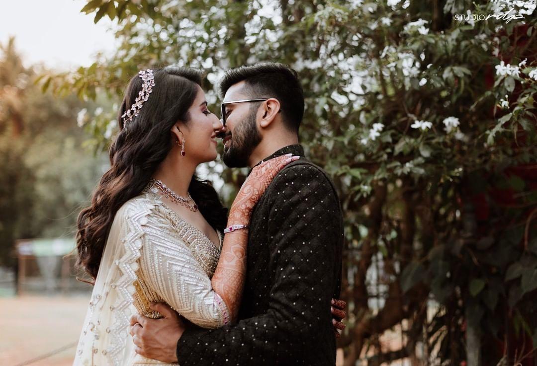 Engagement photo shoot poses indian Stock Photo - Alamy