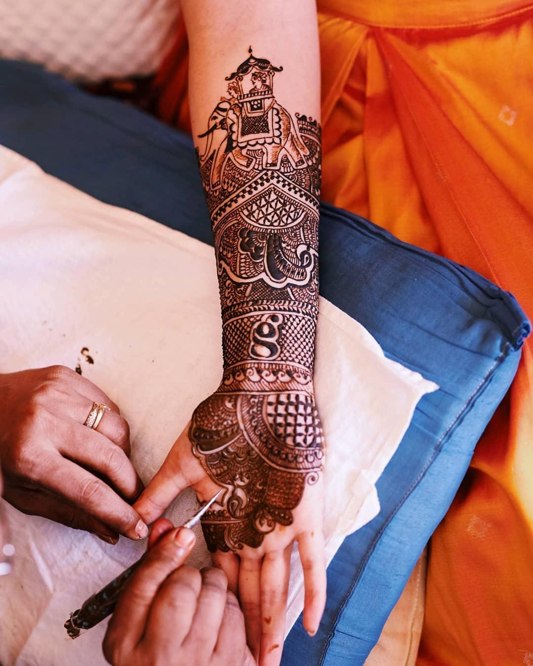 30 Simple & Chic Mehendi Designs to Try on Palm • Keep Me Stylish
