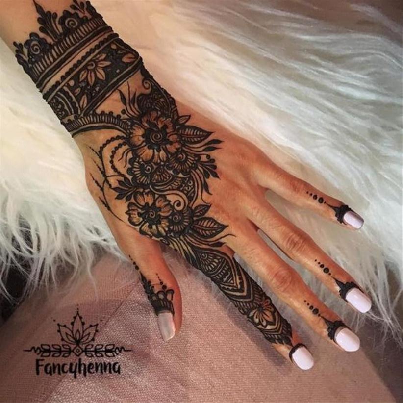 Fancy hand | Henna designs hand, Henna designs, Henna tattoo designs